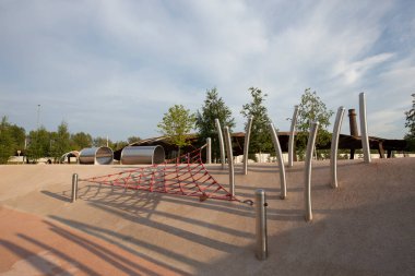 Modern çocuk oyun parkında tırmanma ağı, metal çubuk yapılar. Tyufeleva Roshcha şehir parkı, Zilart! Melk peyzaj mimarisi şehir tasarımı