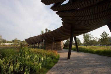 Moskova, Rusya - 08.08.2021 Corten çelik pergola, yürüyüş yolu, yeşil çimenler, çiçekler. Tyufeleva Roshcha Parkı, Zilart. ! melk peyzaj mimarisi şehir tasarımı