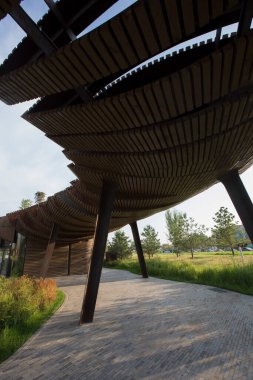 Moskova, Rusya - 08.08.2021 Corten çelik pergola, yürüyüş yolu, yeşil çimenler, çiçekler. Tyufeleva Roshcha Parkı, Zilart. ! melk peyzaj mimarisi şehir tasarımı