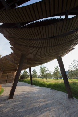 Moskova, Rusya - 08.08.2021 Corten çelik pergola, yürüyüş yolu, yeşil çimenler, çiçekler. Tyufeleva Roshcha Parkı, Zilart. ! melk peyzaj mimarisi şehir tasarımı