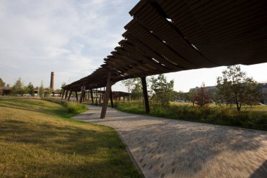 Moskova, Rusya - 08.08.2021 Corten çelik pergola, yürüyüş yolu, yeşil çimenler, çiçekler. Tyufeleva Roshcha Parkı, Zilart. ! melk peyzaj mimarisi şehir tasarımı