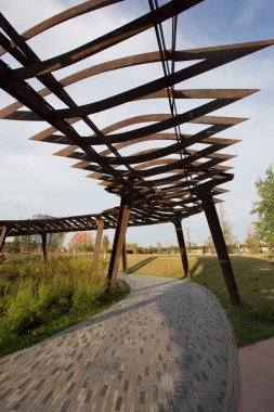 Moskova, Rusya - 08.08.2021 Corten çelik pergola, yürüyüş yolu, yeşil çimenler, çiçekler. Tyufeleva Roshcha Parkı, Zilart. ! melk peyzaj mimarisi şehir tasarımı