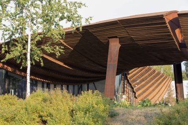 Moskova, Rusya - 08.08.2021 Corten çelik pergola, ağaçlar, yeşil çimenler. Tyufeleva Roshcha Parkı, Zilart. ! melk peyzaj mimarisi şehir tasarımı