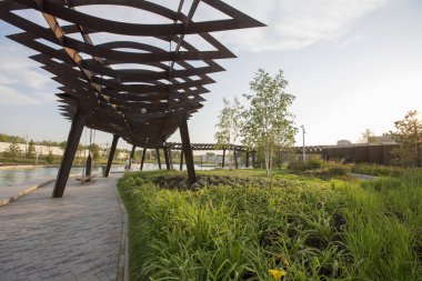 Moskova, Rusya - 08.08.2021 Corten çelik pergola, yürüyüş yolu, yeşil çimenler, çiçekler. Tyufeleva Roshcha Parkı, Zilart. ! melk peyzaj mimarisi şehir tasarımı