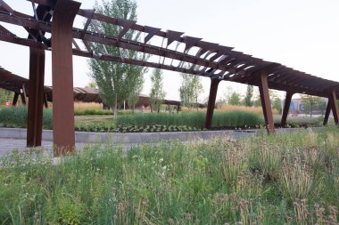 Moskova, Rusya - 08.08.2021 Corten çelik pergola, yürüyüş yolu, yeşil çimenler, çiçekler. Tyufeleva Roshcha Parkı, Zilart. ! melk peyzaj mimarisi şehir tasarımı