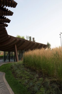 Moskova, Rusya - 08.08.2021 Corten çelik pergola, yürüyüş yolu, yeşil çimenler, çiçekler. Tyufeleva Roshcha Parkı, Zilart. ! melk peyzaj mimarisi şehir tasarımı