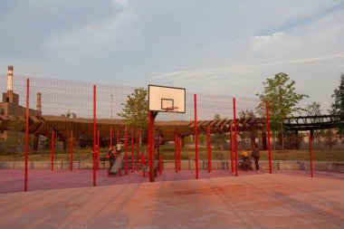 Moskova, Rusya - 08.08.2021 basketbol sahası çitin arkasında anneler ve çocuklar arkada. Halk spor sahasında. Tyufeleva Roshcha Parkı, Zilart. ! melk peyzaj mimarisi şehir tasarımı