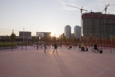 Moskova, Rusya - 08.08.2021 kişi çitlerin arkasında basketbol oynuyor. Tyufeleva Roshcha Parkı, Zilart. ! melk peyzaj mimarisi şehir tasarımı