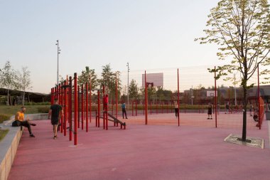 Moskova, Rusya - 08.08.2021 kişi sıralarda, spor aletlerinde, basketbol sahasında dinleniyor. Halk spor sahasında. Tyufeleva Roshcha Parkı, Zilart. ! melk peyzaj mimarisi şehir tasarımı