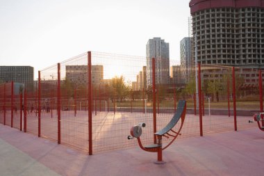 Moskova, Rusya - 08.08.2021 fitness egzersiz ekipmanı ve arkada voleybol sahası. Halk spor sahasında. Tyufeleva Roshcha Parkı, Zilart. ! melk peyzaj mimarisi şehir tasarımı