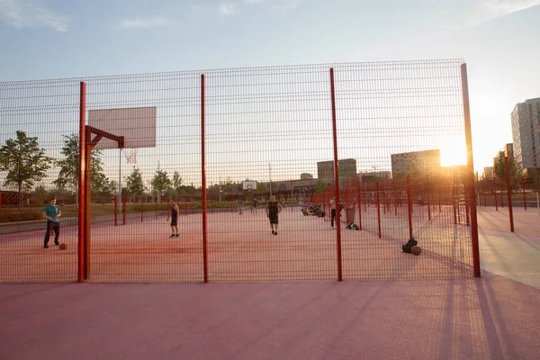 Moskva Rusko 2021 Lidé Hrají Basketbal Hřišti Plotem Veřejné Sportovní — Stock fotografie