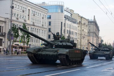 Moskova, Rusya - 18.06.2020 Zafer Günü geçit töreni provası. Sadovaya Caddesi 'ndeki Rus ordusu T-72 ana savaş tankı (MBT) bir tank sütununda