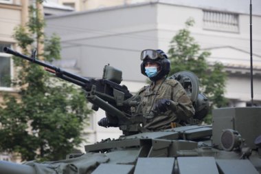 Moskova, Rusya - 18.06.2020 Zafer Günü geçit töreni provası. Sadovaya Caddesi 'ndeki Rus ordusunun zırhlı araç tankının taretinde tankçı asker.)