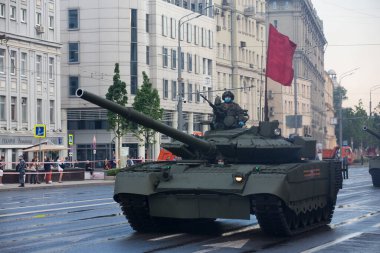 Moskova, Rusya - 18.06.2020 Zafer Günü geçit töreni provası. Sadovaya Caddesi 'ndeki Rus ordusu T-72 ana savaş tankı (MBT) bir tank sütununda