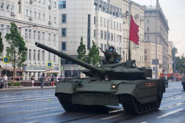 Moskova, Rusya - 18.06.2020 Zafer Günü geçit töreni provası. Sadovaya Caddesi 'ndeki Rus ordusu T-72 ana savaş tankı (MBT) bir tank sütununda