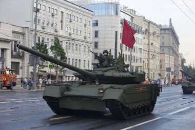 Moskova, Rusya - 18.06.2020 Zafer Günü geçit töreni provası. Sadovaya Caddesi 'ndeki Rus ordusu T-72 ana savaş tankı (MBT) bir tank sütununda