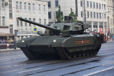 Moskova, Rusya - 18.06.2020 Zafer Günü geçit töreni provası. Sadovya Caddesi 'nde Rus ordusu T-14 Armata ana savaş tankı.)