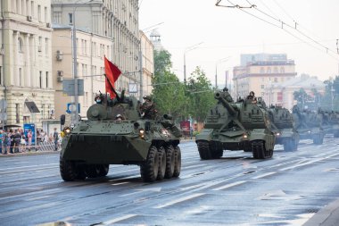 Moskova, Rusya - 18.06.2020 Zafer Günü geçit töreni provası. Rus BTR APC (Zırhlı Taşıyıcı) amfibik zırhlı personel taşıyıcısı
