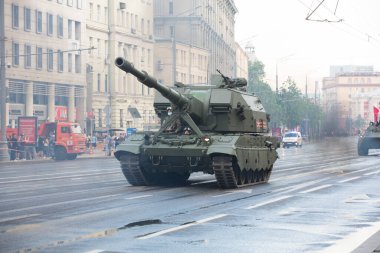 Moskova, Rusya - 18.06.2020 Sadovaya Caddesi 'nde Zafer Günü (Garden Ring) provası. 2S35 Koalitsiya-SV Rus kara kuvvetleri T-90 tankına ordu güdümlü silah yerleştirdi