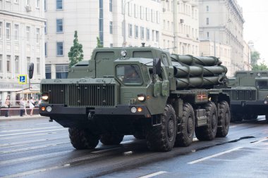 Moskova, Rusya - 18.06.2020 Zafer Günü geçit töreni provası. 954 evrensel çoklu roket fırlatıcı veya Hortum-S (9515) ile BM-30 Smerch veya MZKT kamyonuna dayalı modüler MLRS