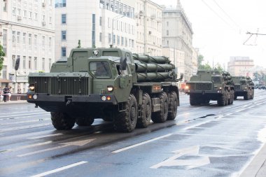 Moskova, Rusya - 18.06.2020 Zafer Günü geçit töreni provası. 954 evrensel çoklu roket fırlatıcı veya Hortum-S (9515) ile BM-30 Smerch veya MZKT kamyonuna dayalı modüler MLRS