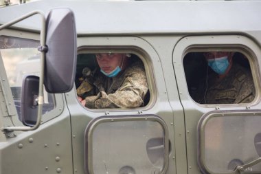 Moskova, Rusya - 18.06.2020 Zafer Günü geçit töreni provası. Rus ordusunun zırhlı aracının camından izleyen bir asker.