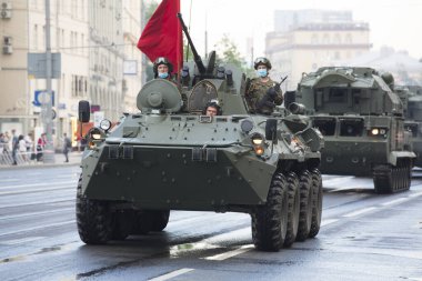 Moskova, Rusya - 18.06.2020 Zafer Günü geçit töreni provası. Rus BTR APC (Zırhlı Taşıyıcı) amfibik zırhlı personel taşıyıcısı