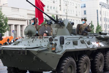 Moskova, Rusya - 18.06.2020 Zafer Günü geçit töreni provası. Rus BTR APC (Zırhlı Taşıyıcı) amfibik zırhlı personel taşıyıcısı