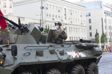 Moskova, Rusya - 18.06.2020 Zafer Günü geçit töreni provası. Sadovaya Caddesi 'ndeki Rus ordusunun zırhlı araç tankının taretinde tankçı asker.)