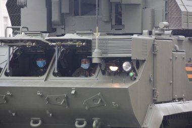 Moskova, Rusya - 18.06.2020 Zafer Günü geçit töreni provası. Rus ordusunun zırhlı aracının camından izleyen bir asker.