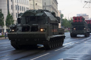 Moskova, Rusya - 18.06.2020 Zafer Günü geçit töreni provası. Rus ordusu Tor M2 tüm hava koşullarını alçak irtifada, kısa menzilli yüzeyden hava füze sistemine kadar zırhlı araçlarla donatıldı.