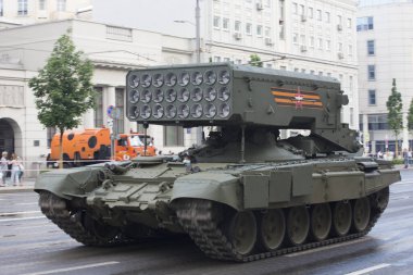 Moskova, Rusya - 18.06.2020 Zafer Günü geçit töreni provası. Rus Ordusu TOS-1 (Heavy Flamethrower System) bir T-72 tank şasesine monte edilmiş çoklu roket atar ve termobarik silah
