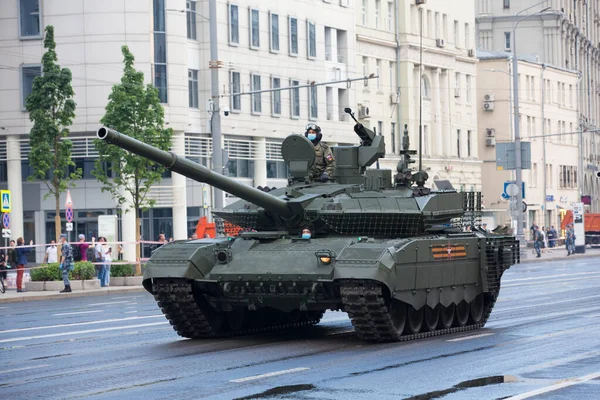 Moskova, Rusya - 18.06.2020 Zafer Günü geçit töreni provası. Sadovaya caddesinde Rus ordusu T-72 ana savaş tankı (MBT))
