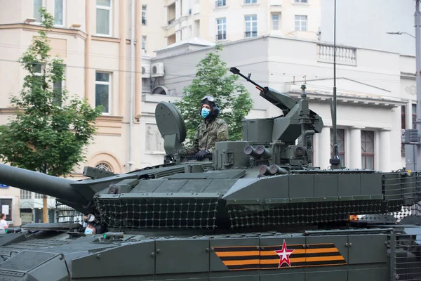 Moskova, Rusya - 18.06.2020 Zafer Günü geçit töreni provası. Sadovaya Caddesi 'ndeki Rus ordusunun zırhlı araç tankının taretinde tankçı asker.)