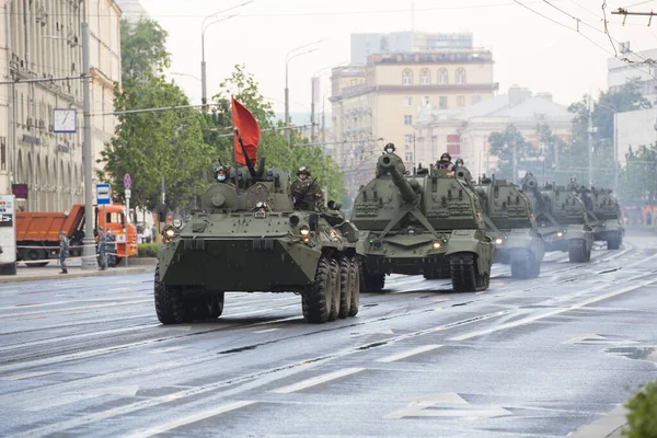 モスクワ ロシア 2020勝利の日パレードリハーサル ロシアのBtr Apc 装甲輸送車 水陸両用装甲兵員輸送車 — ストック写真