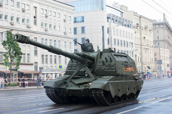 モスクワ ロシア 2020勝利の日パレードリハーサルサドバヤ通り ガーデンリング 2S35コアリツィヤ 90戦車に搭載されたロシア地上軍自走砲 — ストック写真