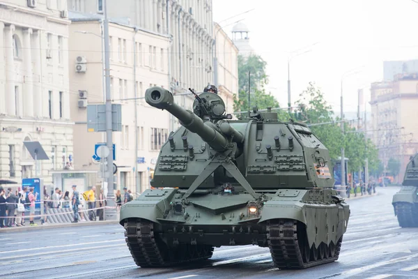 モスクワ ロシア 2020勝利の日パレードリハーサルサドバヤ通り ガーデンリング 2S35コアリツィヤ 90戦車に搭載されたロシア地上軍自走砲 — ストック写真