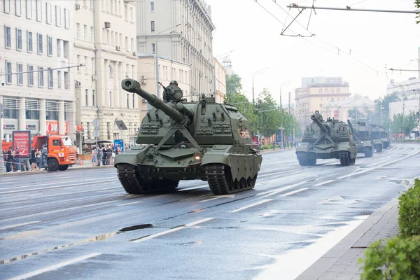 モスクワ ロシア 2020勝利の日パレードリハーサルサドバヤ通り ガーデンリング 2S35コアリツィヤ 90戦車に搭載されたロシア地上軍自走砲 — ストック写真