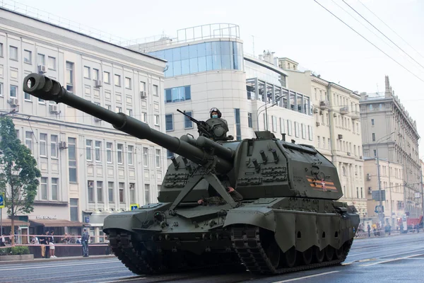 モスクワ ロシア 2020勝利の日パレードリハーサルサドバヤ通り ガーデンリング 2S35コアリツィヤ 90戦車に搭載されたロシア地上軍自走砲 — ストック写真