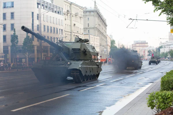 モスクワ ロシア 2020勝利の日パレードリハーサルサドバヤ通り ガーデンリング 2S35コアリツィヤ 90戦車に搭載されたロシア地上軍自走砲 — ストック写真