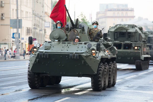 Moskova, Rusya - 18.06.2020 Zafer Günü geçit töreni provası. Rus BTR APC (Zırhlı Taşıyıcı) amfibik zırhlı personel taşıyıcısı