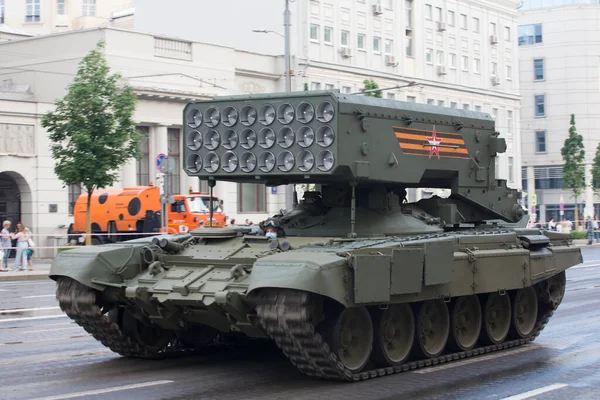 Moskova, Rusya - 18.06.2020 Zafer Günü geçit töreni provası. Rus Ordusu TOS-1 (Heavy Flamethrower System) bir T-72 tank şasesine monte edilmiş çoklu roket atar ve termobarik silah