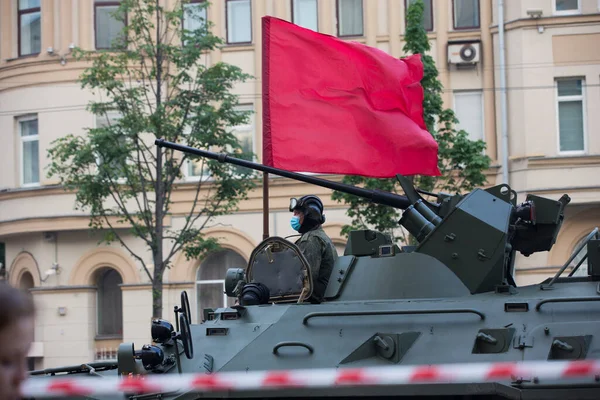 モスクワ ロシア 2020勝利の日パレードリハーサル サドバヤ通りのロシア軍装甲車両タンクの銃塔のタンクマン兵士 ガーデンリング — ストック写真