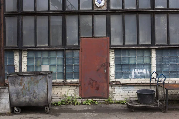 Old Soviet Constructivist Industrial Building Exterior Facade Red Steel Door — 图库照片