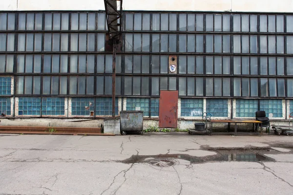 Antigua Fachada Exterior Del Edificio Industrial Constructivista Soviético Con Grandes — Foto de Stock