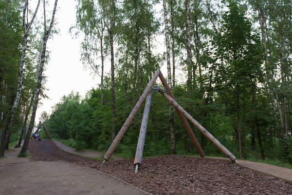Moscú Rusia 2021 Tirolina Parque Infantil Hecha Materiales Madera Respetuosos —  Fotos de Stock