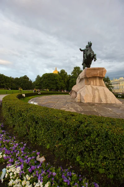 Saint Petersburg Russia 15082021 Bronze Horseman Statue Peter Great Flowers — Stockfoto