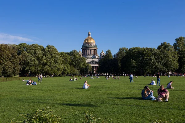 Saint Petersburg Russia 2021 People Resting Grass Alexander Garden Park — Stockfoto