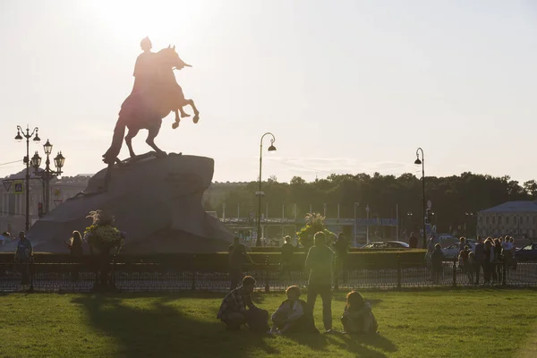 Saint Petersburg Russia 2021 Contrast Shot People Sitting Grass Alexander — Fotografia de Stock