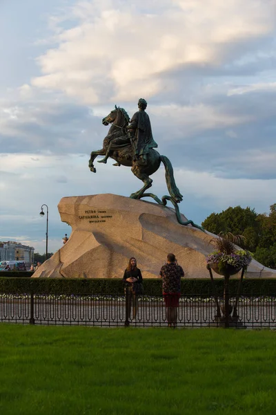 Saint Petersburg Russia 2021 Couple Taking Photos Bronze Horseman Equestrian — Fotografia de Stock